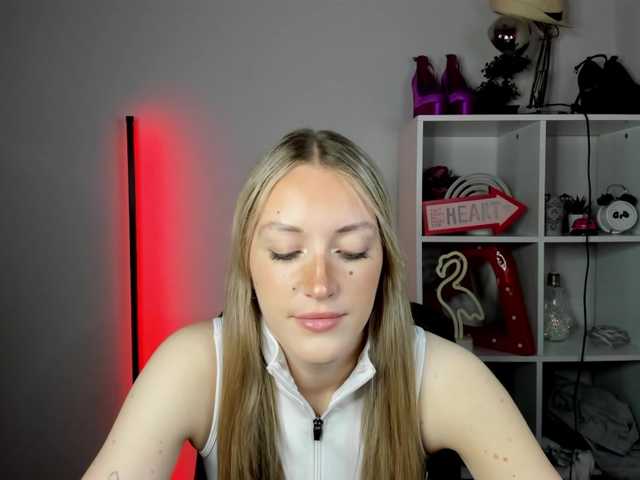 EvelynBlond live cam on BongaCams