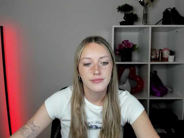 EvelynBlond live cam on BongaCams