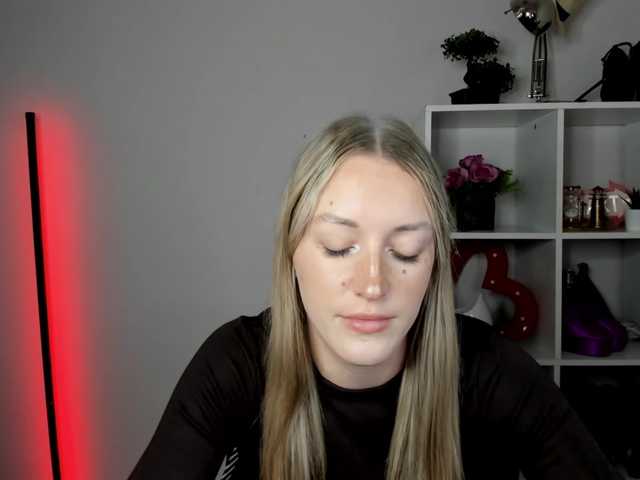 EvelynBlond live webcam show