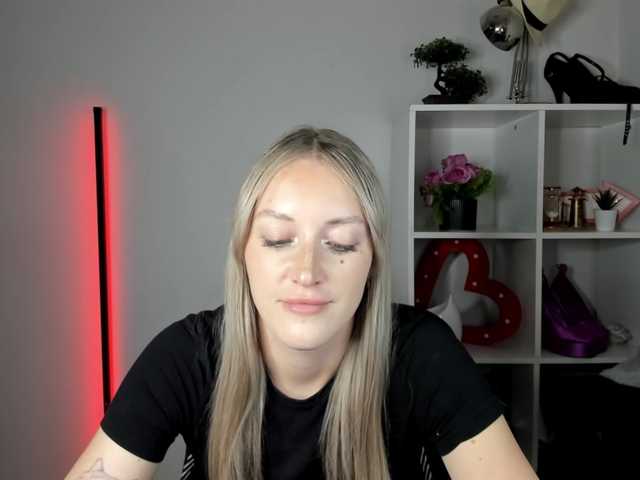 EvelynBlond live cam on BongaCams