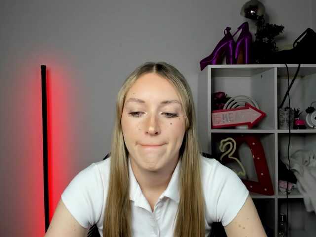 EvelynBlond26 webcam