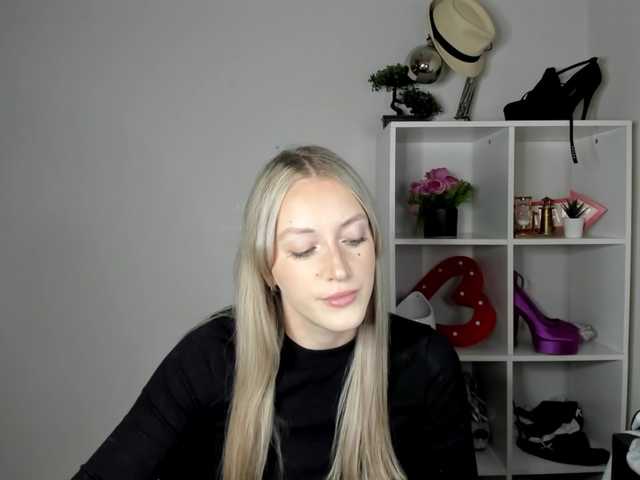 EvelynBlond live cam on BongaCams