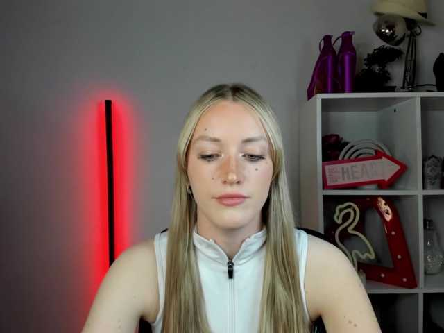 EvelynBlond26