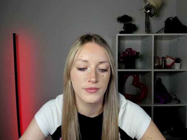 EvelynBlond live cam on BongaCams