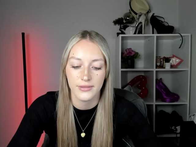 EvelynBlond live cam on BongaCams