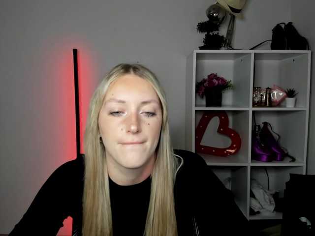 EvelynBlond live cam on BongaCams