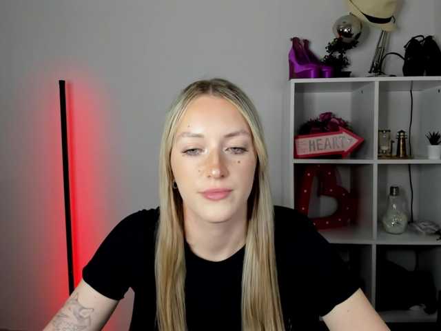 EvelynBlond live cam on BongaCams