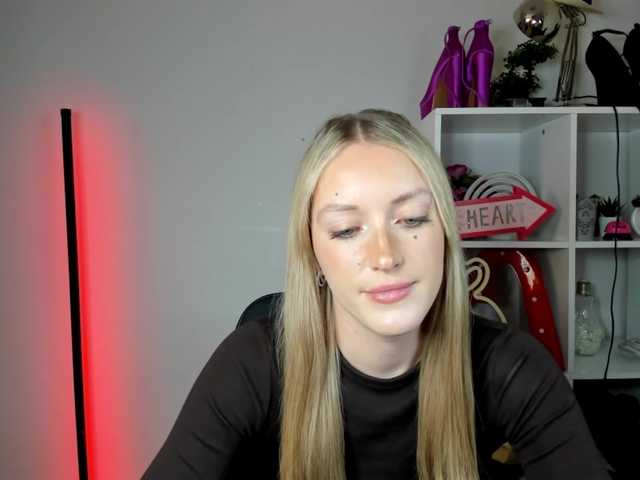 EvelynBlond live cam on BongaCams