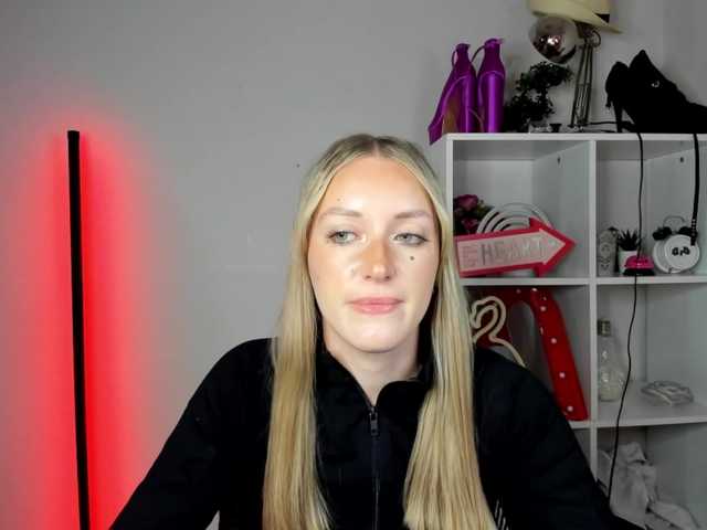 EvelynBlond26 webcam
