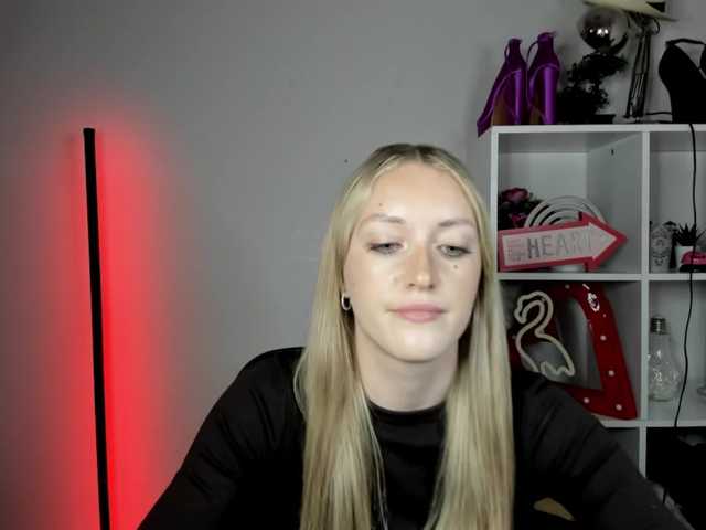 EvelynBlond live cam on BongaCams