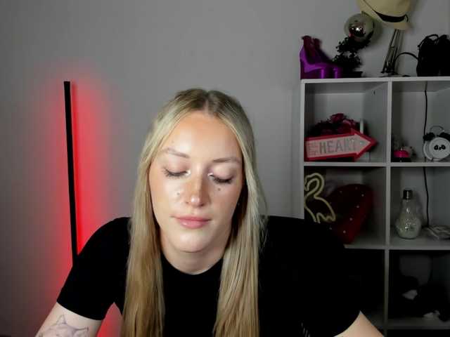 EvelynBlond live cam on BongaCams