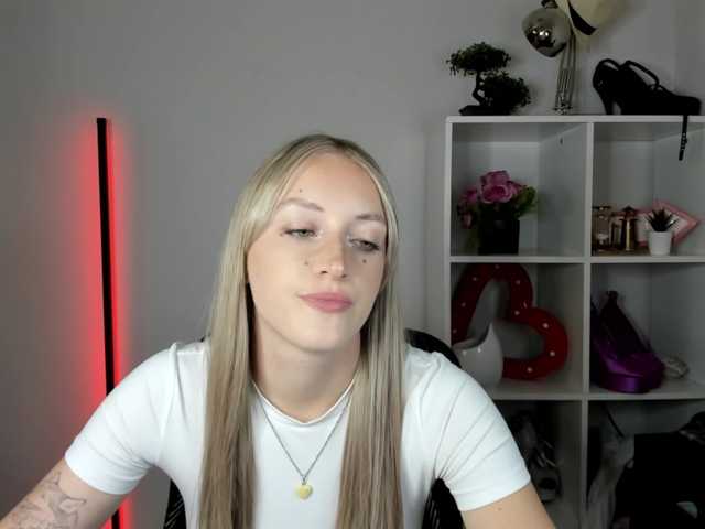 EvelynBlond live cam on BongaCams