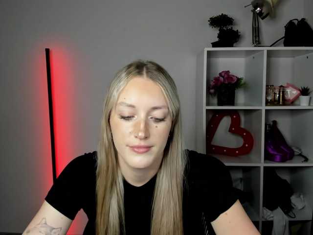 EvelynBlond live cam on BongaCams