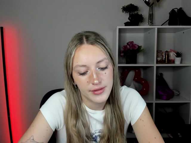 EvelynBlond live cam on BongaCams