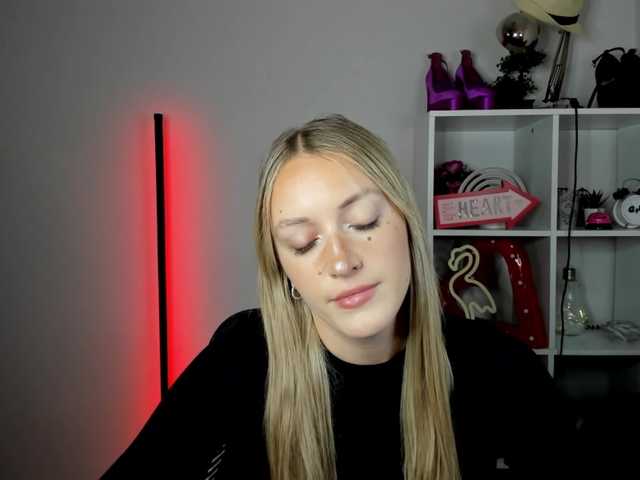 EvelynBlond live cam on BongaCams