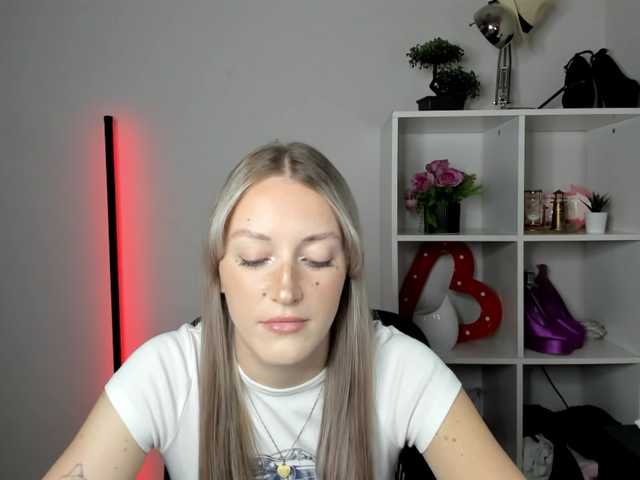 EvelynBlond live cam on BongaCams