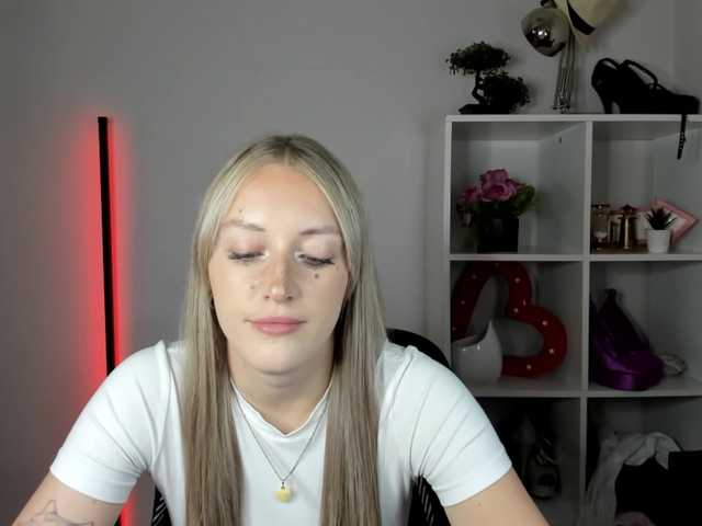 EvelynBlond live cam on BongaCams