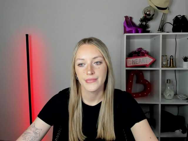 EvelynBlond26 live cam