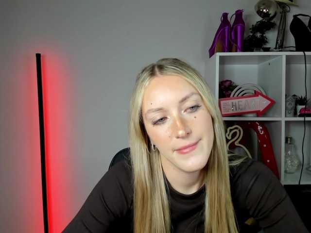 EvelynBlond26 webcam