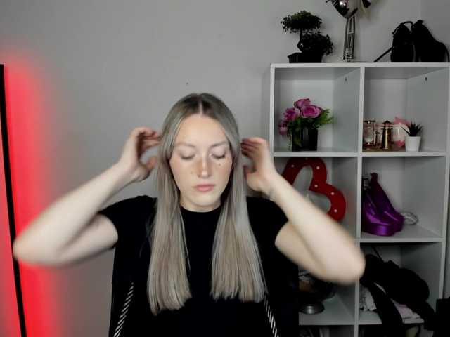 EvelynBlond live cam on BongaCams