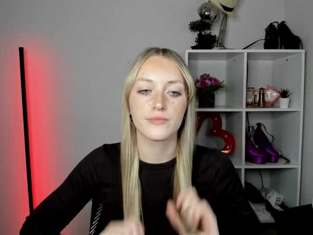 EvelynBlond live cam on BongaCams