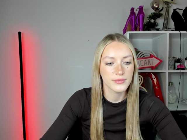 EvelynBlond live cam on BongaCams