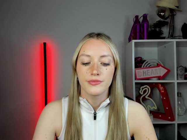 EvelynBlond26