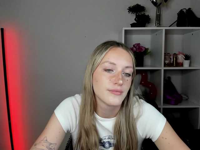 EvelynBlond live cam on BongaCams