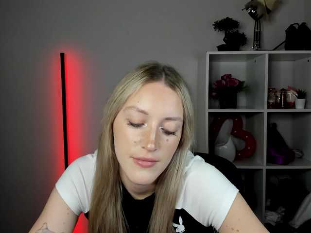 EvelynBlond26 live webcam show