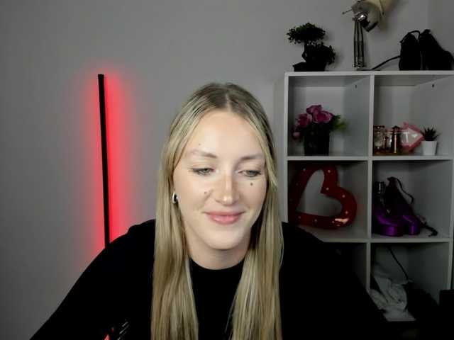EvelynBlond live cam on BongaCams