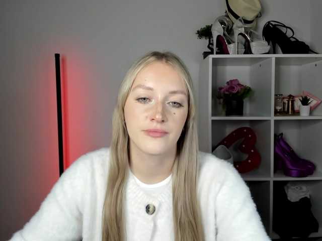 EvelynBlond live cam on BongaCams