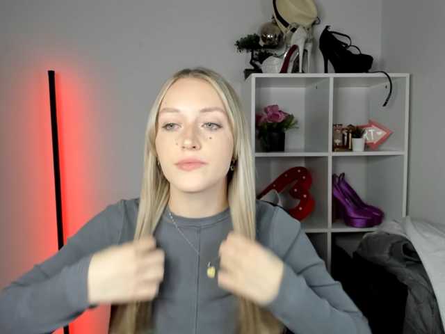 EvelynBlond live cam on BongaCams