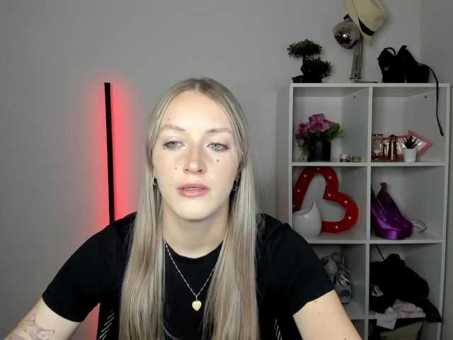 EvelynBlond live cam on BongaCams