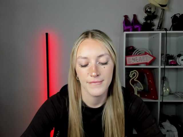 EvelynBlond live cam on BongaCams