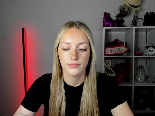 EvelynBlond live cam on BongaCams