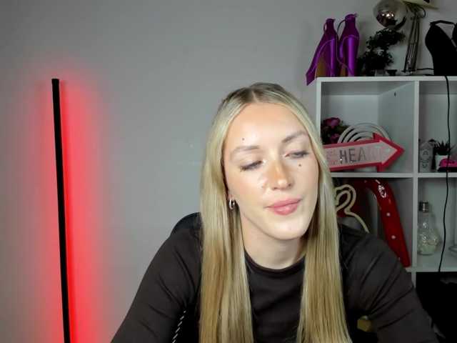 EvelynBlond live cam on BongaCams