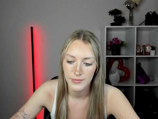EvelynBlond live cam on BongaCams