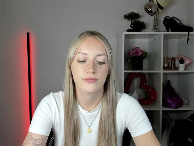 EvelynBlond live cam on BongaCams