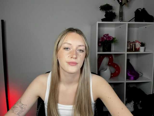 EvelynBlond live cam on BongaCams