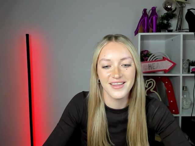 EvelynBlond live cam on BongaCams
