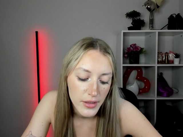 EvelynBlond live cam on BongaCams