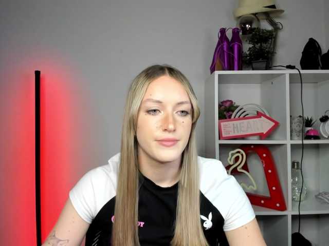 EvelynBlond26 webcam