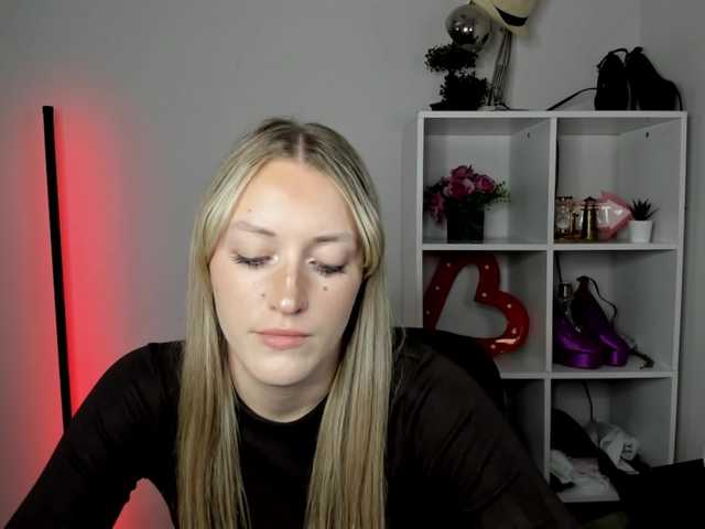 EvelynBlond live cam on BongaCams