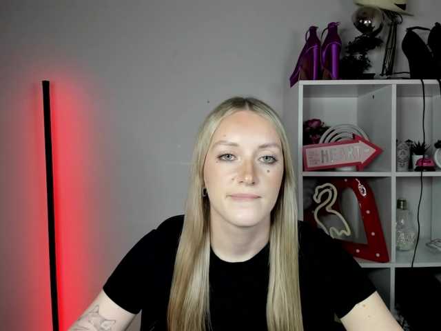 EvelynBlond live cam on BongaCams