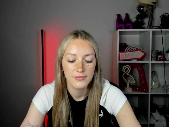 EvelynBlond live cam on BongaCams