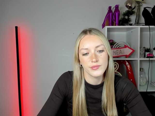 EvelynBlond live cam on BongaCams