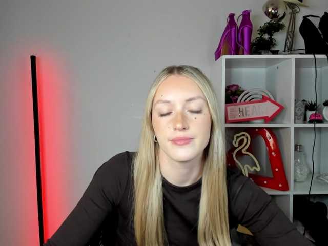 EvelynBlond live cam on BongaCams