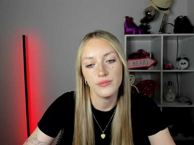 EvelynBlond live cam on BongaCams