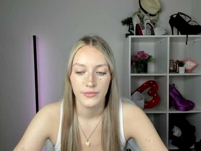EvelynBlond live cam on BongaCams