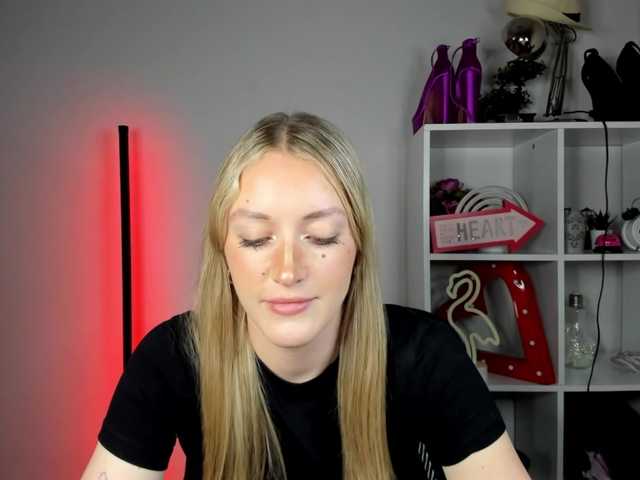 EvelynBlond live cam on BongaCams